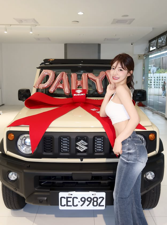 李多慧終於圓夢在台灣買車。(圖/翻攝李多慧IG)