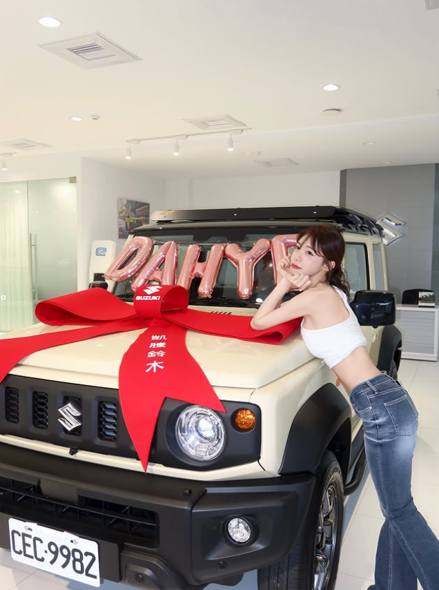 李多慧終於圓夢在台灣買車。(圖/翻攝李多慧IG)