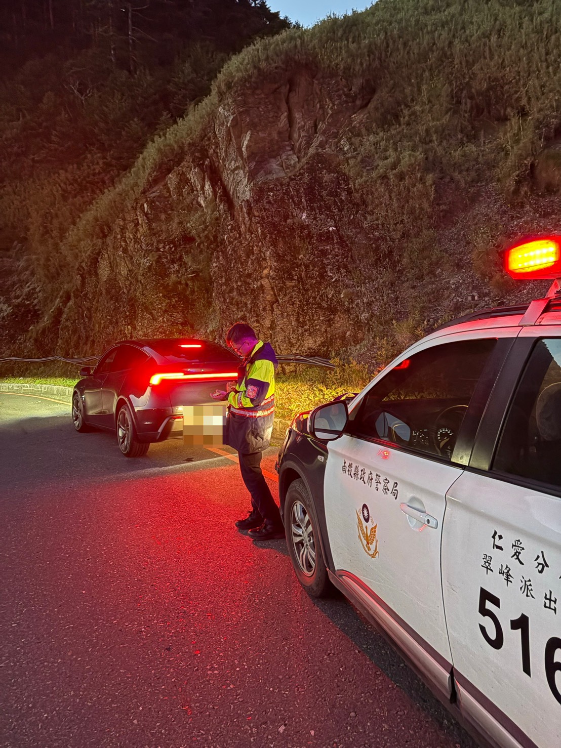 武嶺違停影響交通　仁愛警清晨取締18件籲勿占用山區道路