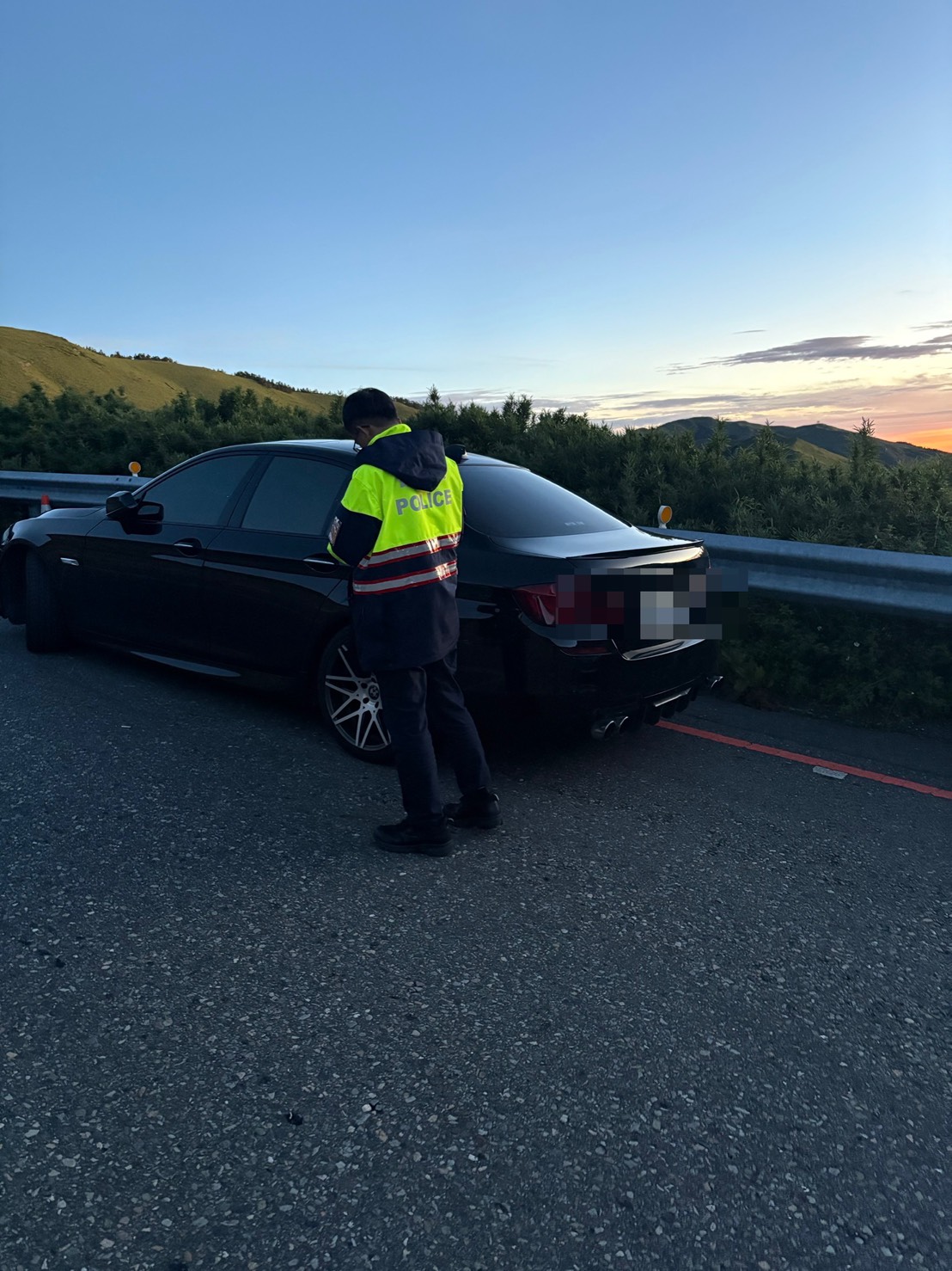 武嶺違停影響交通　仁愛警清晨取締18件籲勿占用山區道路