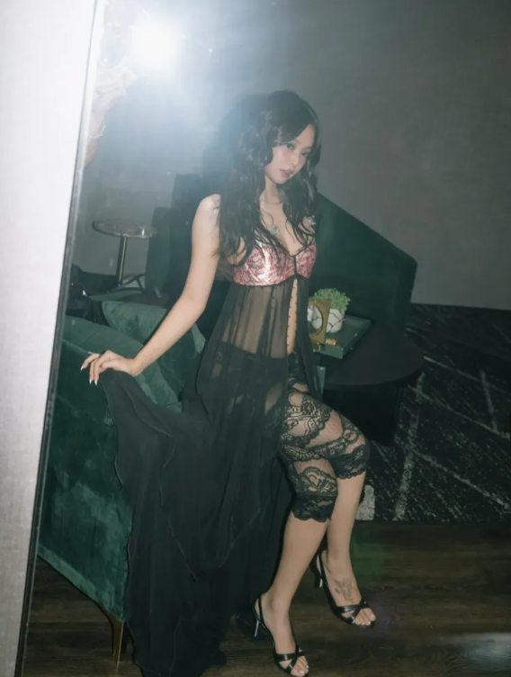Jennie火辣登台,腳背的刺青也引發討論。(圖/翻攝Jennie IG)