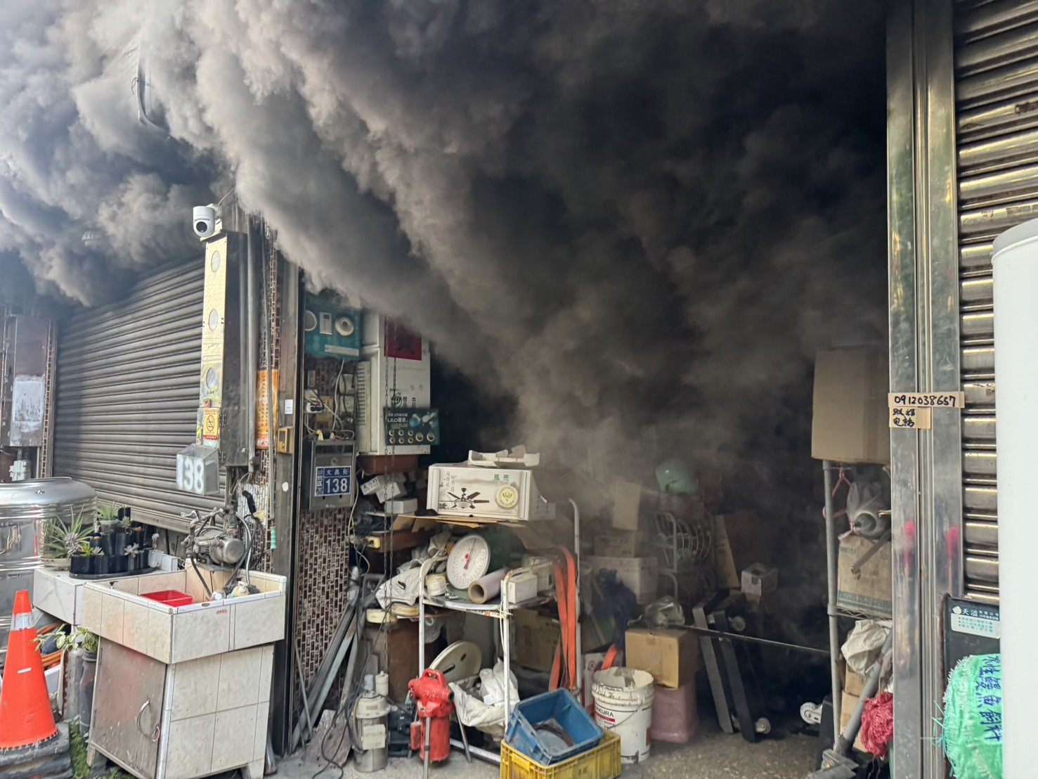 台中沙鹿水電材料行清晨火警！濃煙狂竄　72歲婦受困3樓獲救