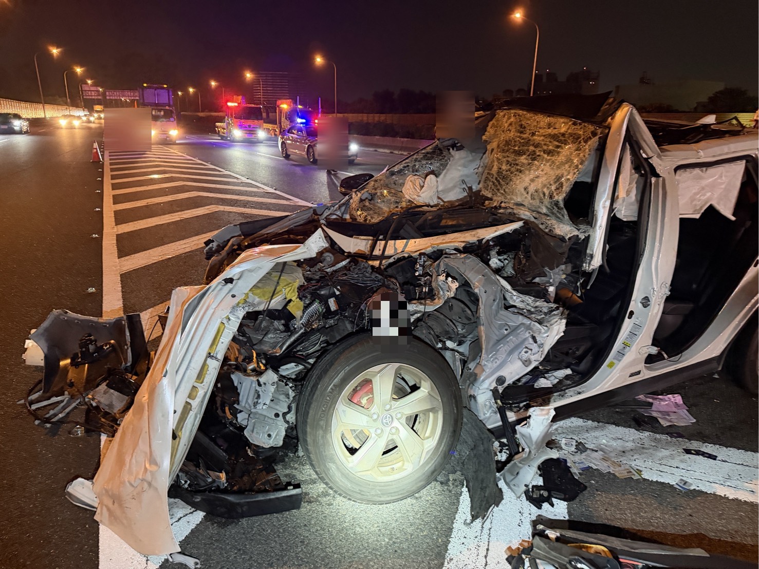 國1彰化段凌晨3車連環撞!白車車頭幾乎全毀 3駕駛受傷