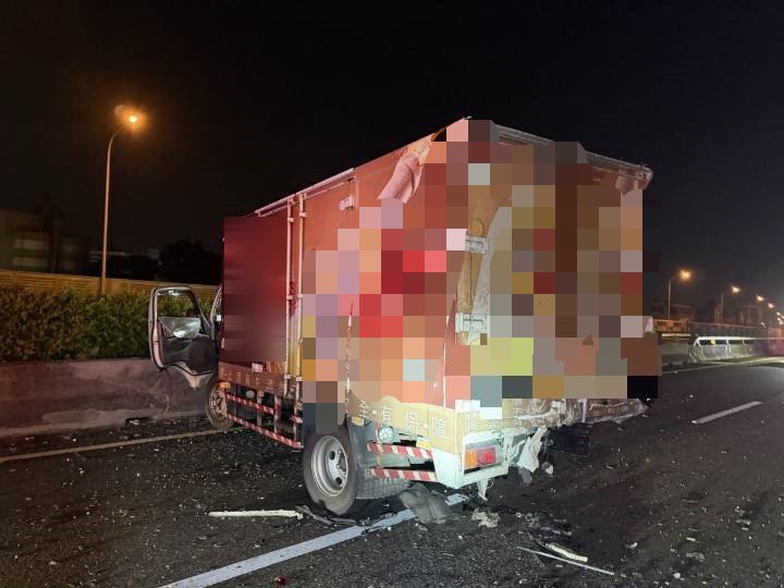 國1彰化段凌晨3車連環撞!白車車頭幾乎全毀 3駕駛受傷