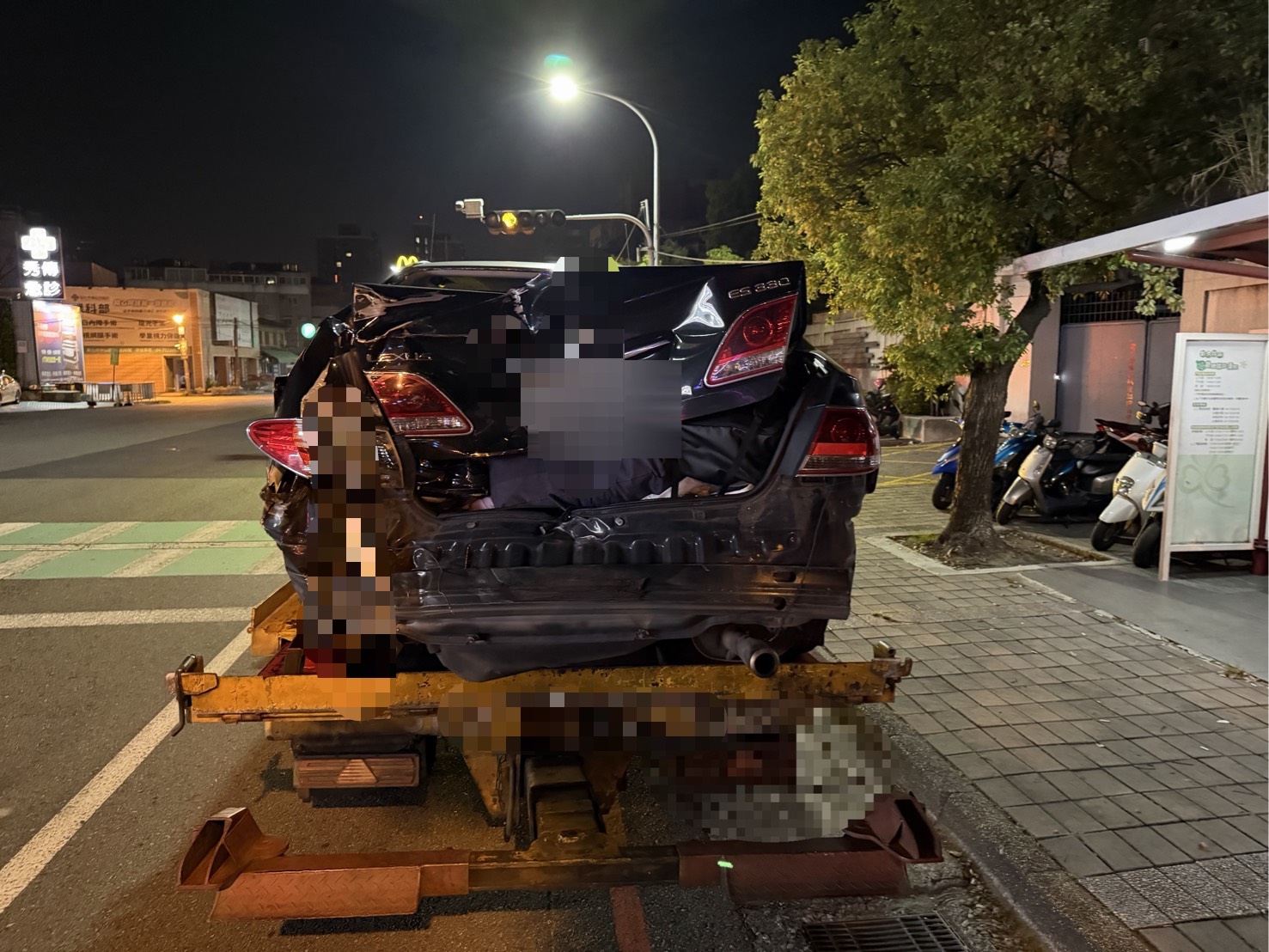 國1彰化段凌晨3車連環撞！白車車頭幾乎全毀　3駕駛受傷