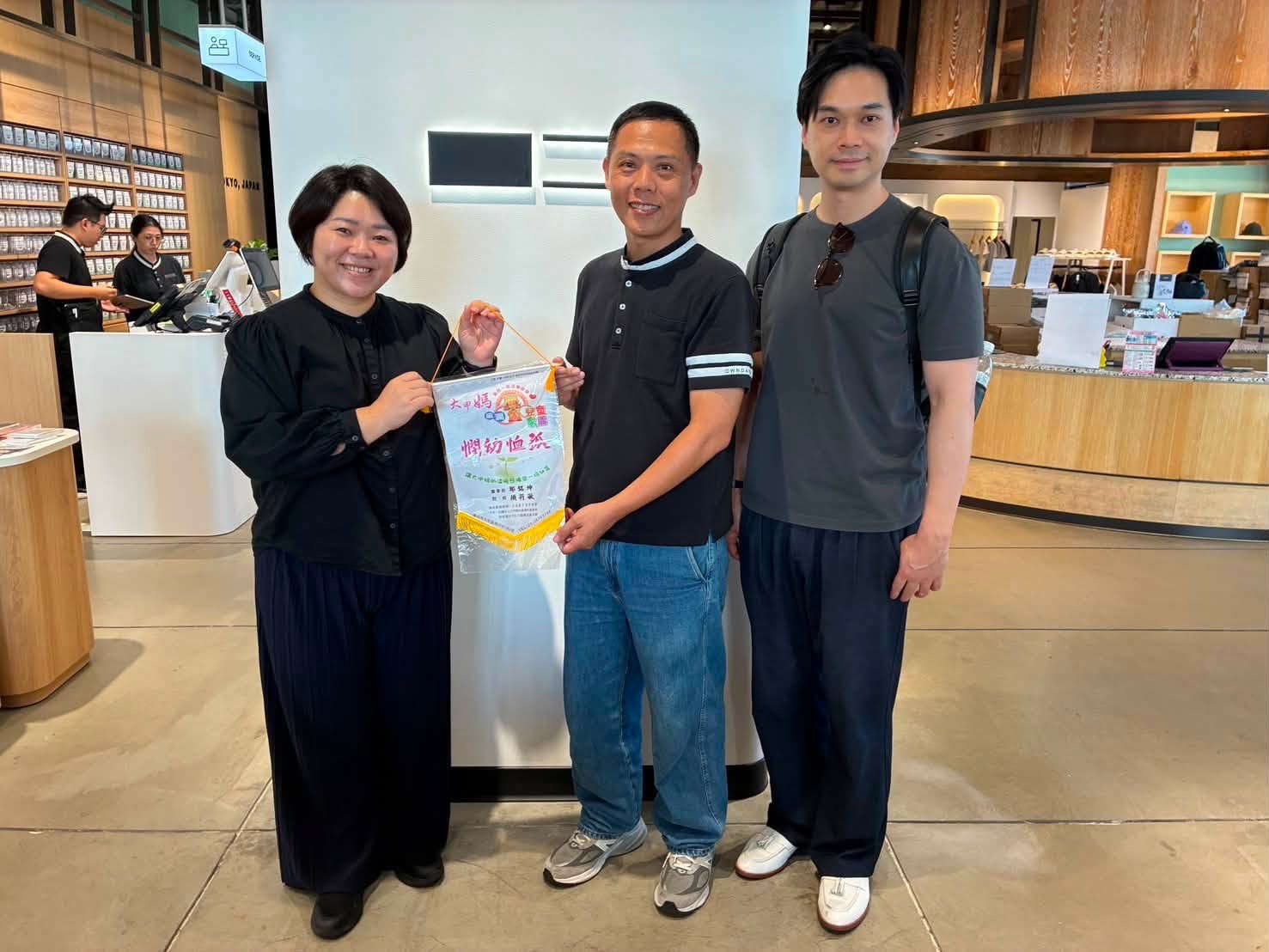 父親節傳遞暖心父愛　OWNDAYS副總經理呂國郎送愛鎮瀾兒童家園　顏莉敏副議長到場陪伴孩子配鏡