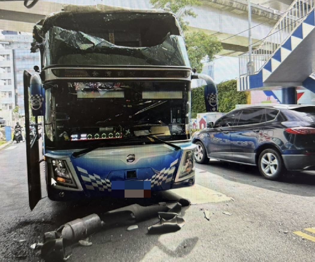 ▲遊覽車車頂被掀起，玻璃碎滿地（圖／記者王俊勝 翻攝）