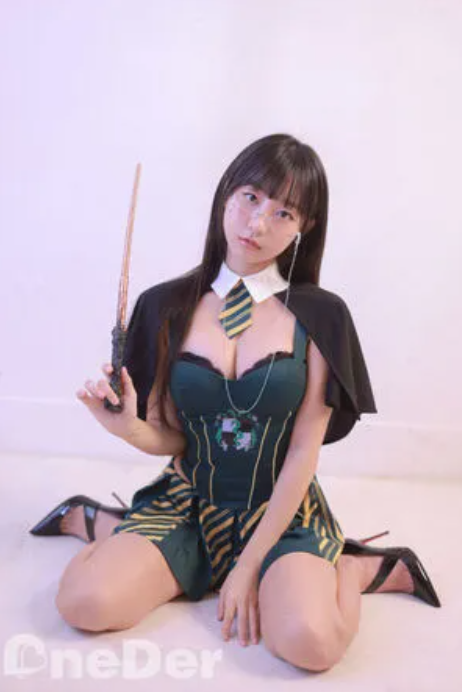 寫真女星表恩智有童顏魔鬼身材。（圖／OneDerFour提供）