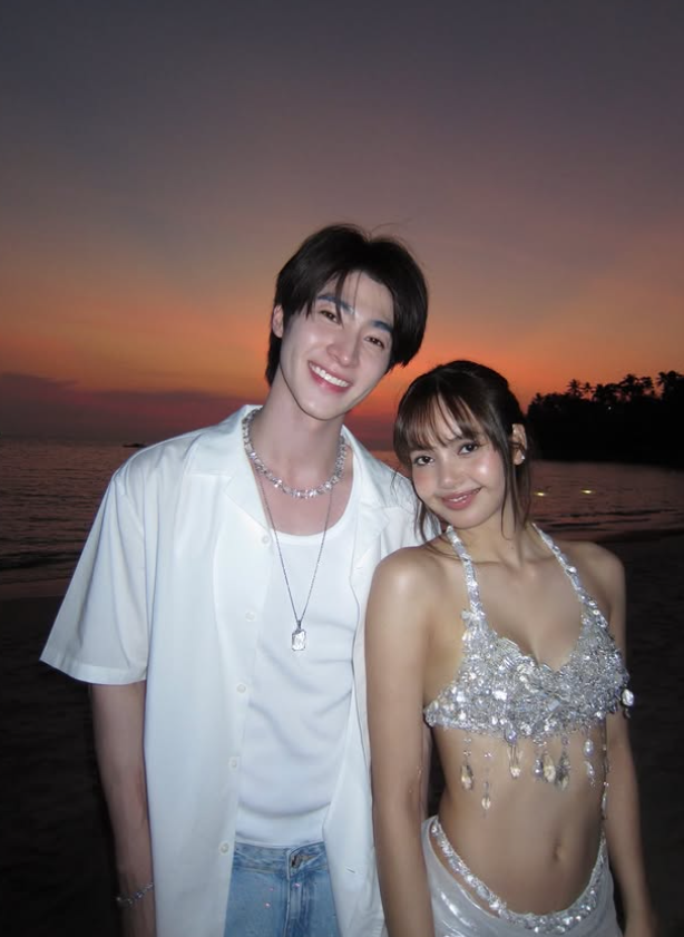 Blue Pongtiwat現身Lisa的生日會，兩人還在海邊合照。（圖／翻攝Blue Pongtiwat IG）