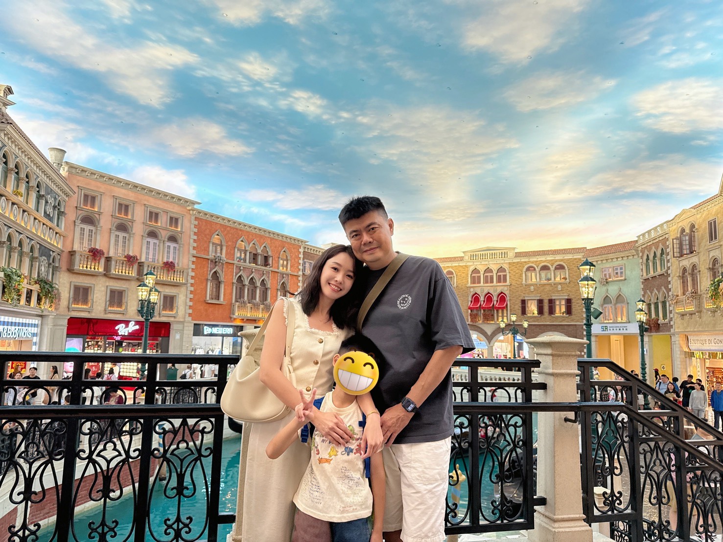 病友賴先生和妻子劉小姐在術後帶孩子一同出國旅行。(劉小姐提供)