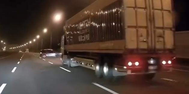 國1台南新營凌晨車禍！小客車撞護欄橫停　遭半聯結車撞擊3人送醫