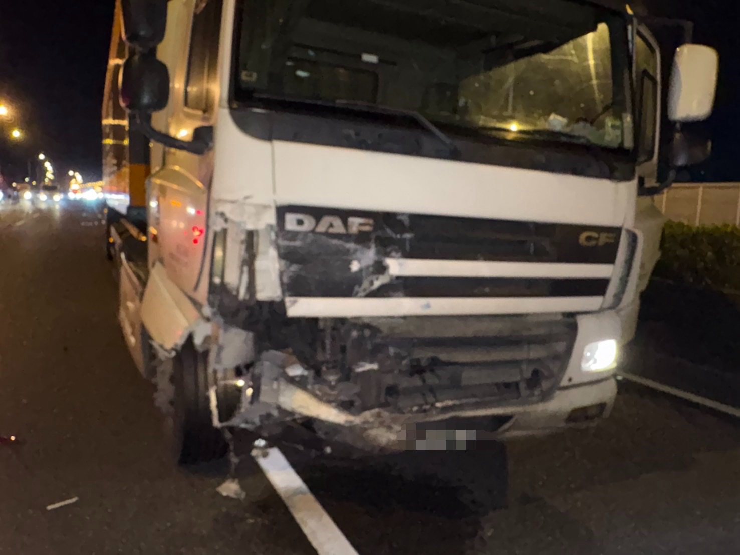 國1台南新營凌晨車禍！小客車撞護欄橫停　遭半聯結車撞擊3人送醫