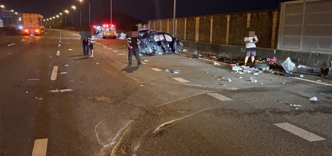 國1台南新營凌晨車禍！小客車撞護欄橫停　遭半聯結車撞擊3人送醫