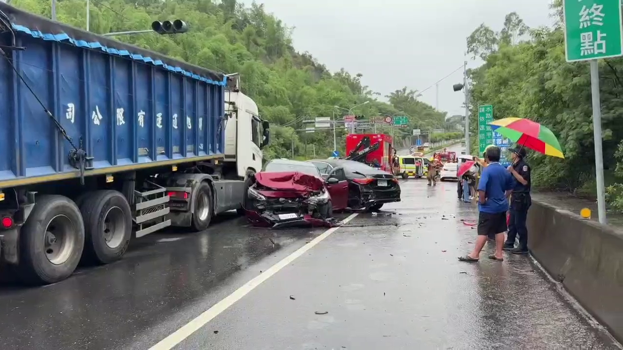 ▲台84線5車連環撞！大貨車「雨中煞不住」猛撞　紅色轎車被夾爛10人送醫（圖／記者王俊勝 翻攝）