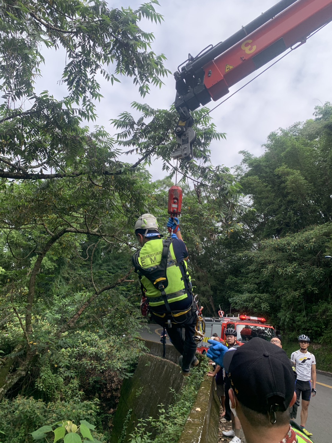 埔里虎頭山自行車事故!27歲女摔落15公尺邊坡 消防吊臂垂降救援