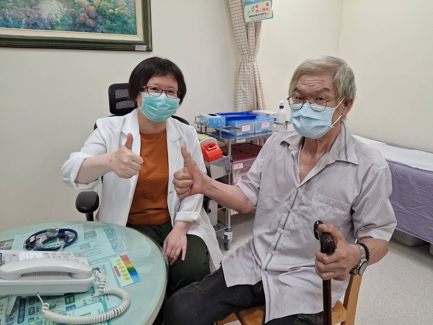 童綜合醫院神經內科由陳淑儀醫師建議進行神經阻斷破壞手術，治療後蘇先生(右)疼痛感與生活品質大幅改善