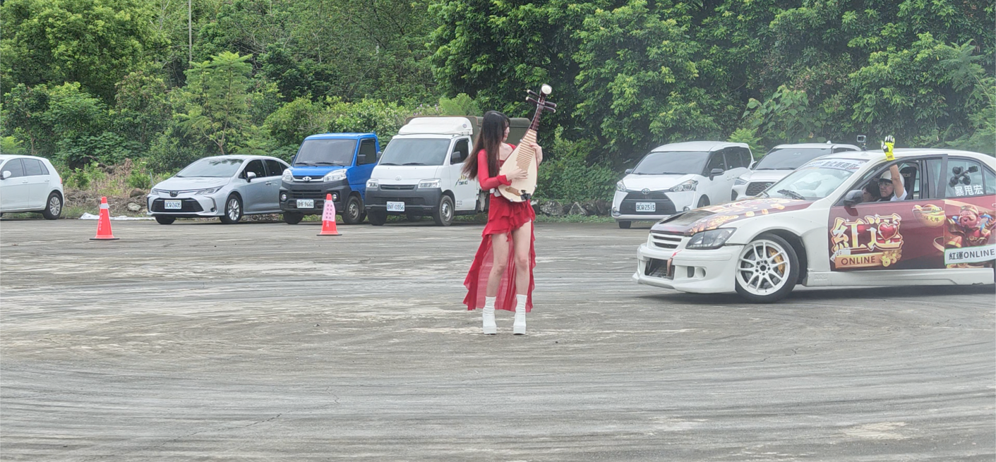 甩尾尬琵琶震撼中寮！「暴甩宏」龍眼文化季炫技　樂手站車陣中央淡定演奏