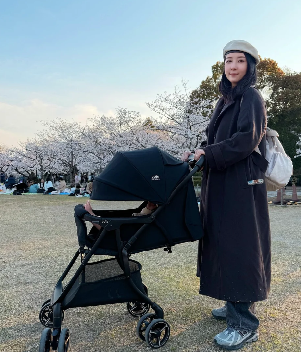 涉嫌對日本國寶「佛足石」潑灑甘油的蔡宜臻,疑似是藝人五熊(蔡頤榛)。(圖/翻攝五熊IG)