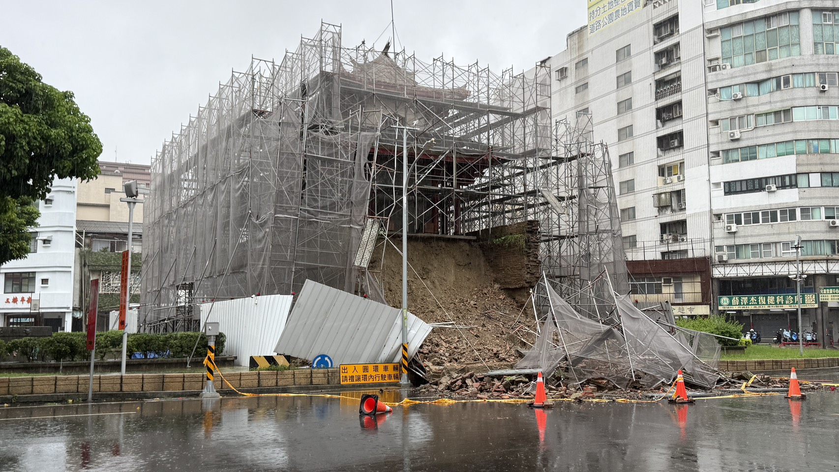 ▲台南東門城撐不住了！豪雨灌裂縫釀崩塌　距上次大修已51年（圖／記者王俊勝 翻攝）