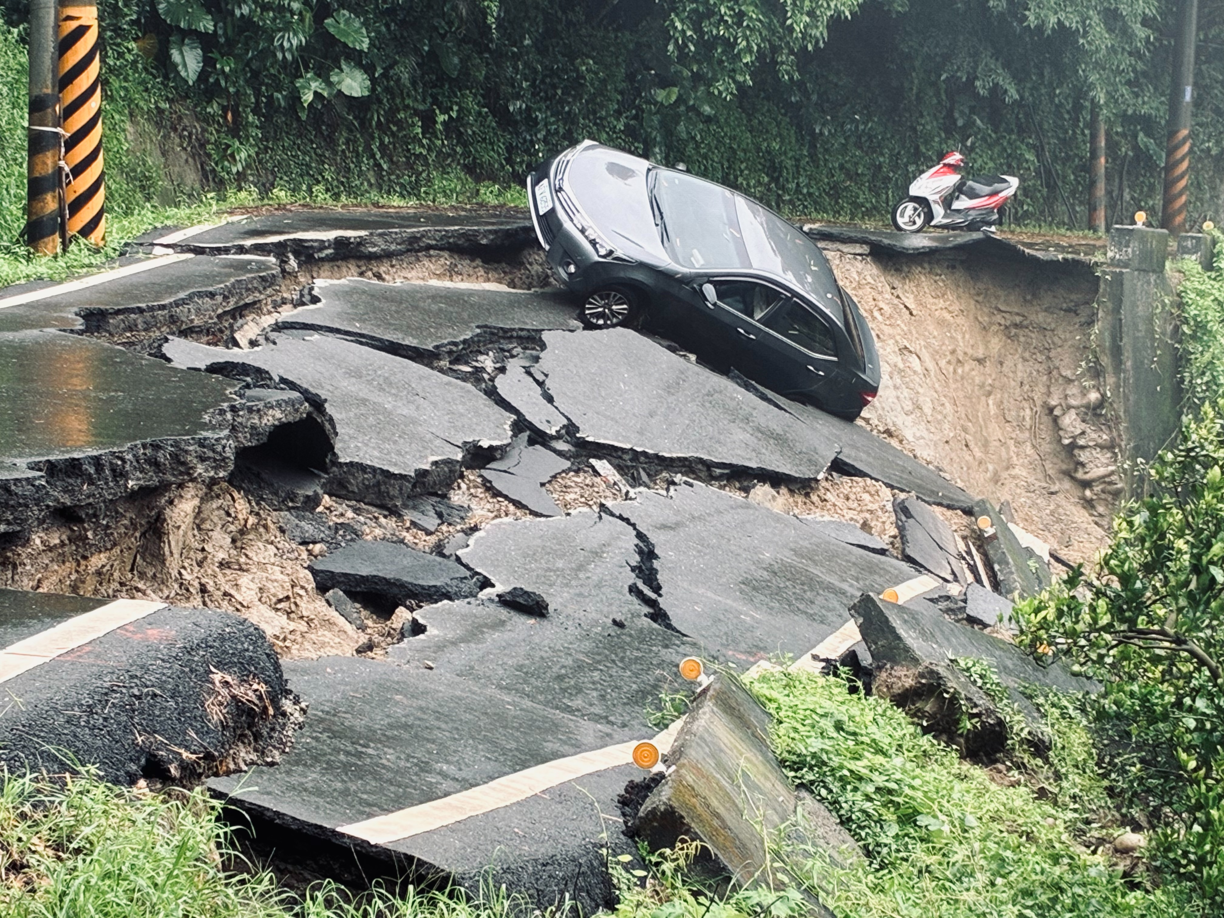▲台南六甲山路整片塌!轎車瞬陷20米坍方 夫妻驚險脫困「還在發抖」(圖/記者王俊勝 翻攝)