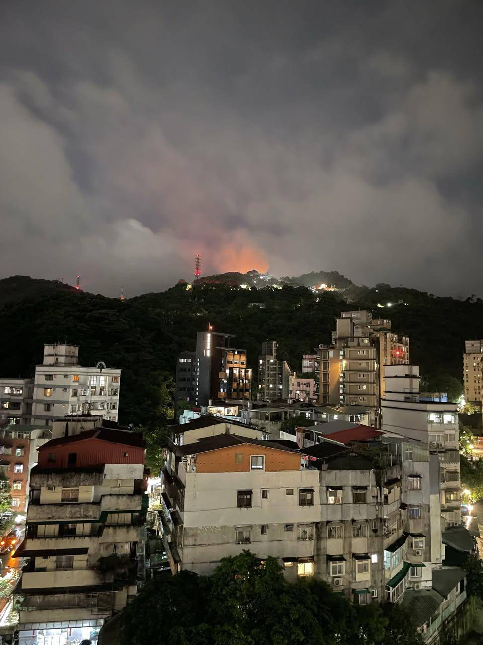 ▲北市指南宮深夜陷火海！南天門火舌狂竄　警消急灌救（圖／翻攝自Threads@ivy_chiang0727）