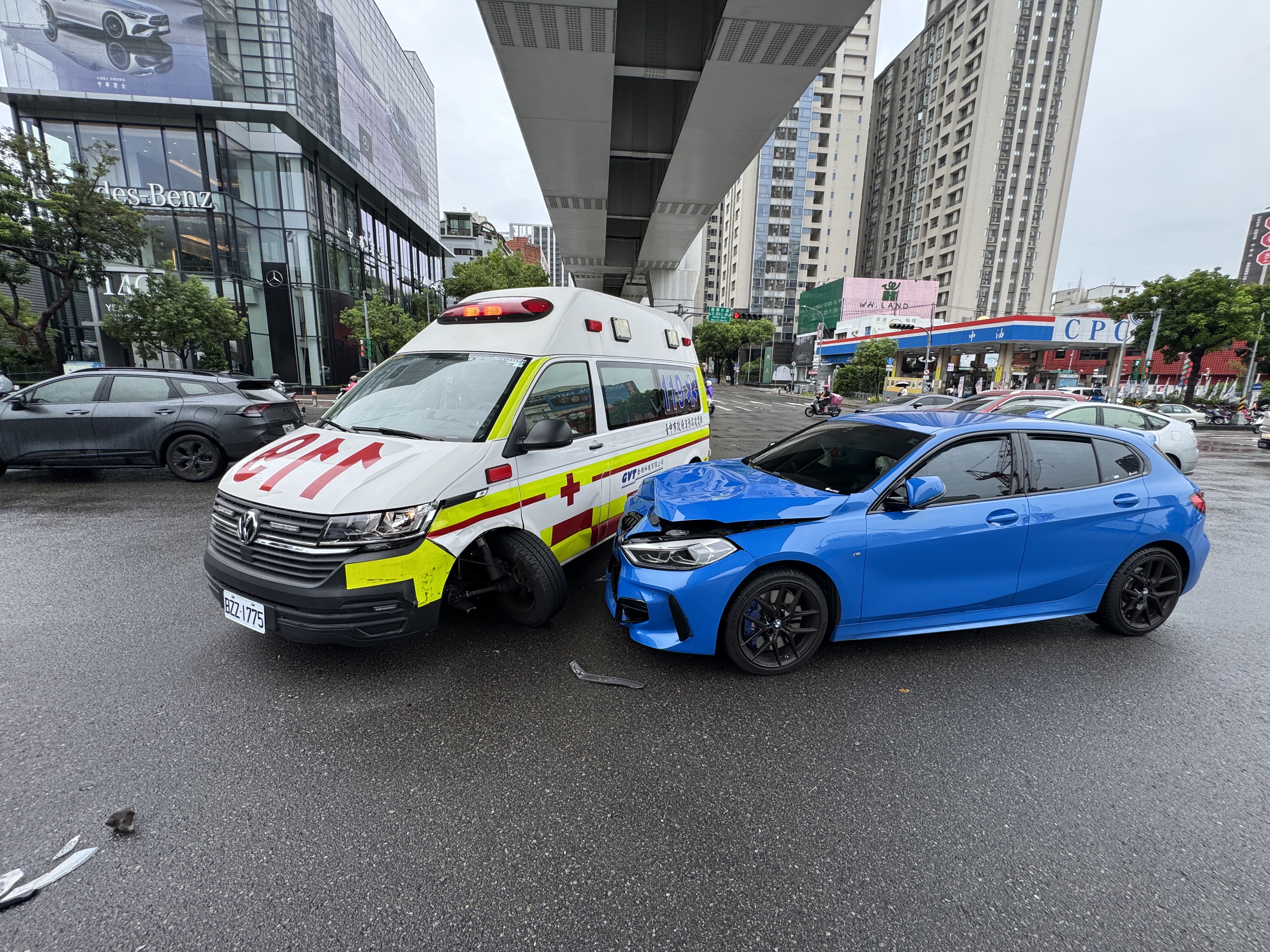 救人途中出車禍！台中救護車載78歲患者送醫　文心路口與BMW碰撞