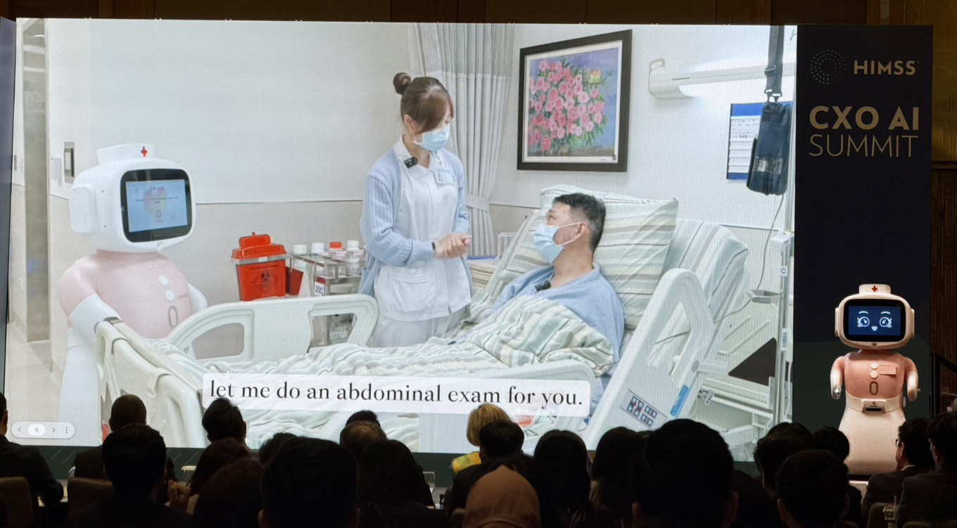 中醫大附醫「愛寶（EirBot）」勇奪HIMSS APAC AI競賽冠軍，HIMSS全球總裁Hal Wolf（左）與中醫大附醫院長周德陽（右）於現場合影，展現台灣智慧醫療的國際能見度。