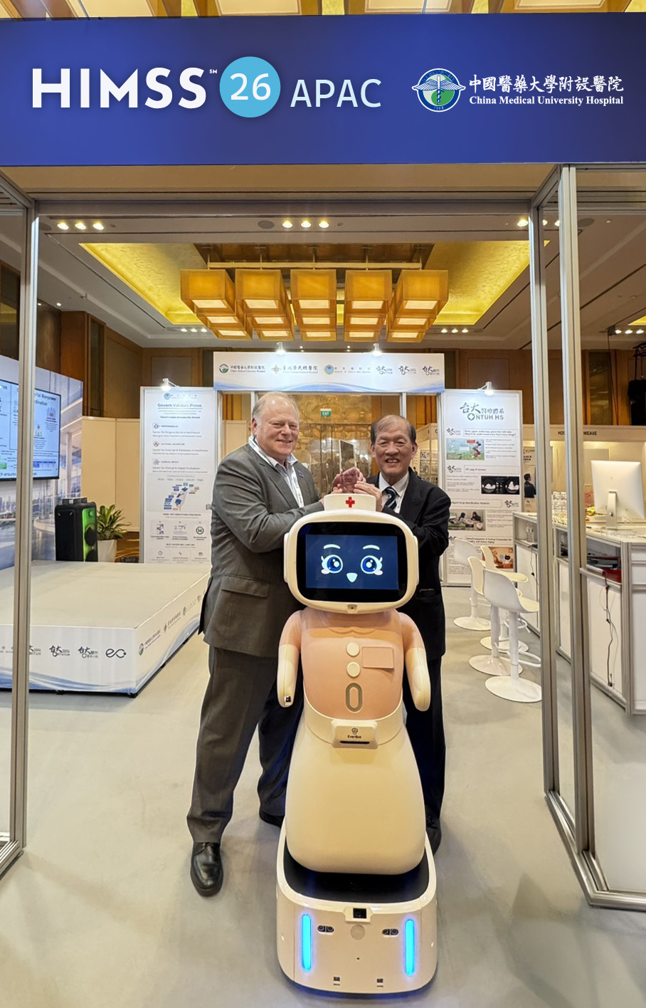 中醫大附醫「愛寶（EirBot）」勇奪HIMSS APAC AI競賽冠軍，HIMSS全球總裁Hal Wolf（左）與中醫大附醫院長周德陽（右）於現場合影，展現台灣智慧醫療的國際能見度。