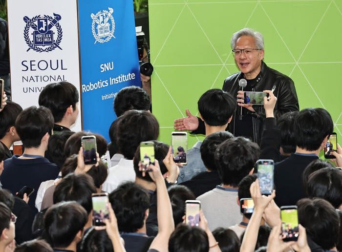 NVIDIA創辦人暨執行長黃仁勳表示,明年營收可望增約70%。(圖/NVIDIA臉書)