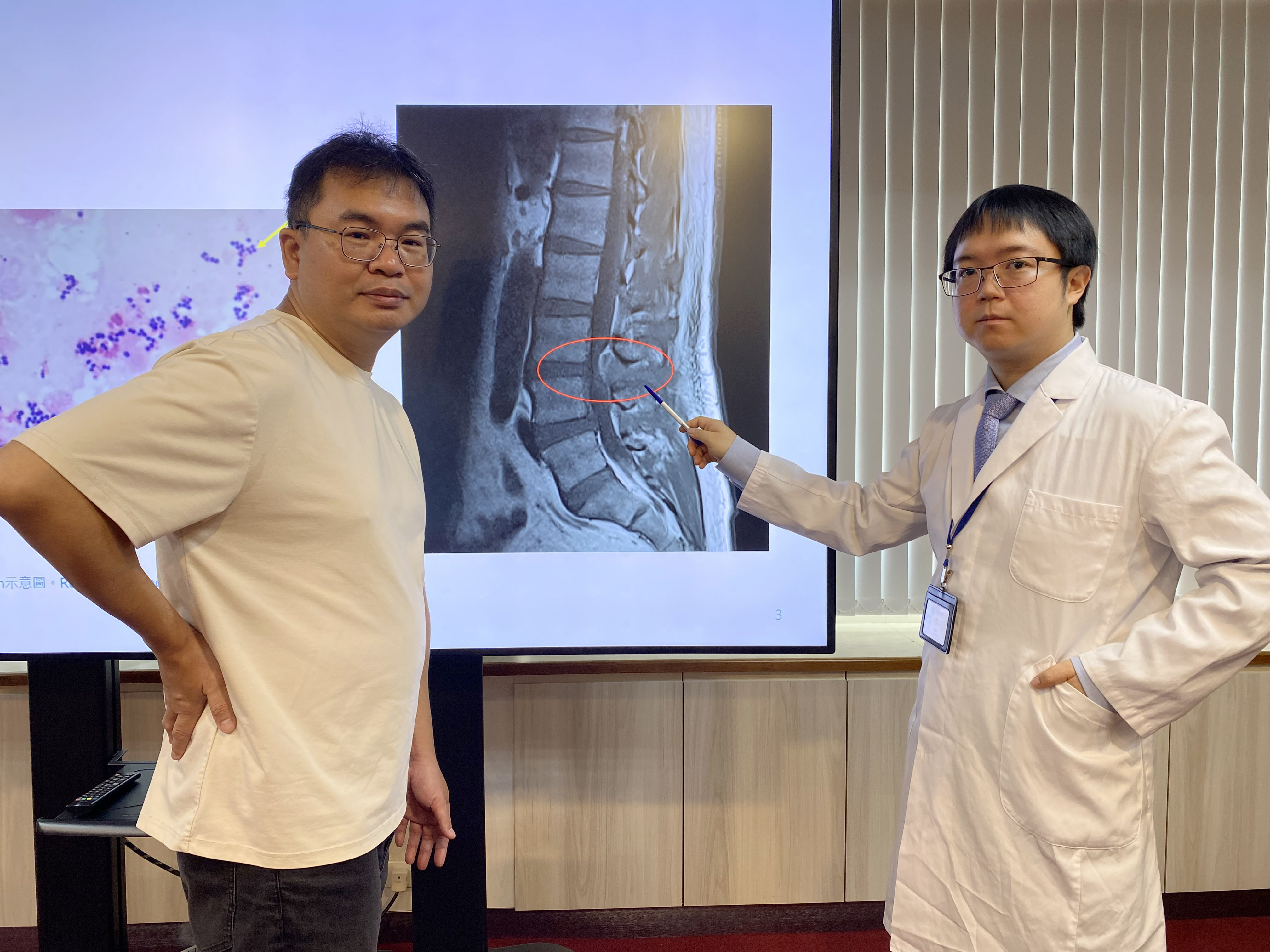林先生(左)因發燒、腰痛不適至台中榮總就醫,感染科醫師黃顯博(右)安排檢查確診為金黃色葡萄球菌感染腰椎致硬脊膜外膿瘍合併脊椎骨髓炎。