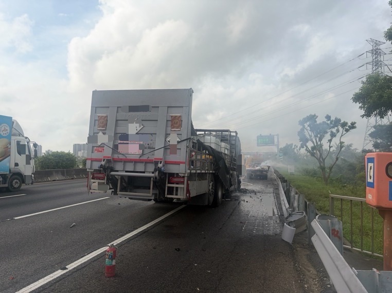 國道1號北向328.8公里仁德路段發生大貨車追撞自小貨車事故，大貨車車頭一度起火燃燒，造成2人受傷送醫。（第四公路警察大隊提供）