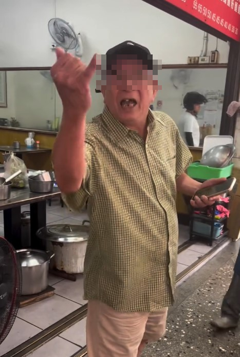 無照老翁開車起步撞機車還嗆人「咖小」、「沒錢買車」。翻攝畫面