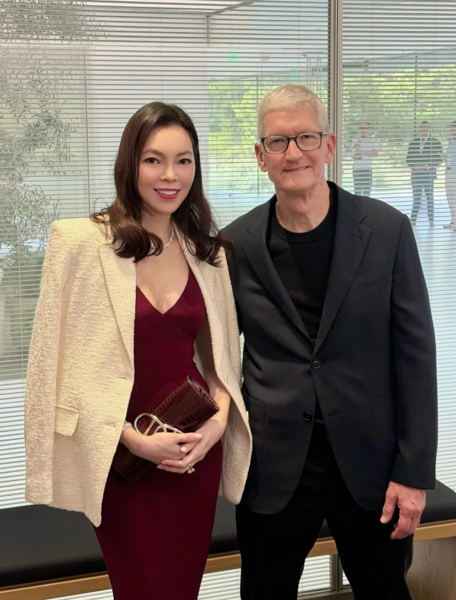 曾馨瑩曬出與庫克的合照。（圖／翻攝曾馨瑩IG）