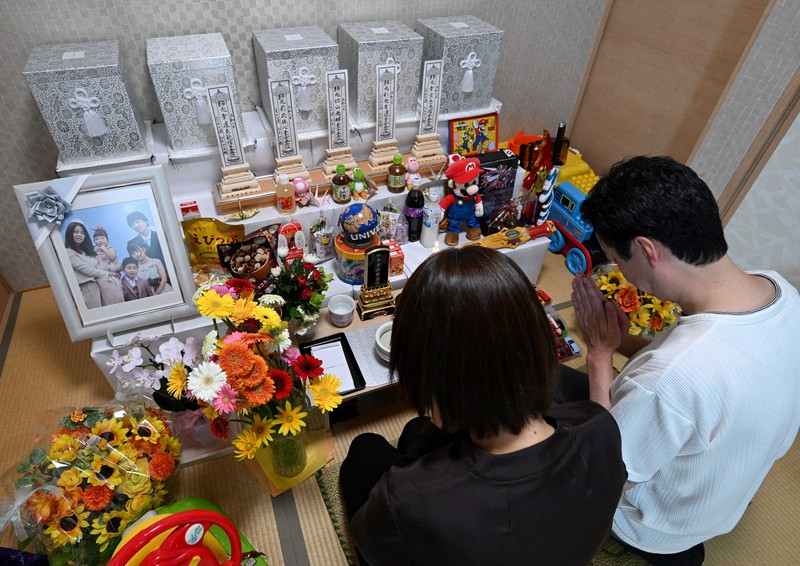 邊開車邊刷TikTok！卡車司機撞死赴遊樂園一家五口　庭上無悔意惹怒家屬。（圖／翻攝自 每日新聞）