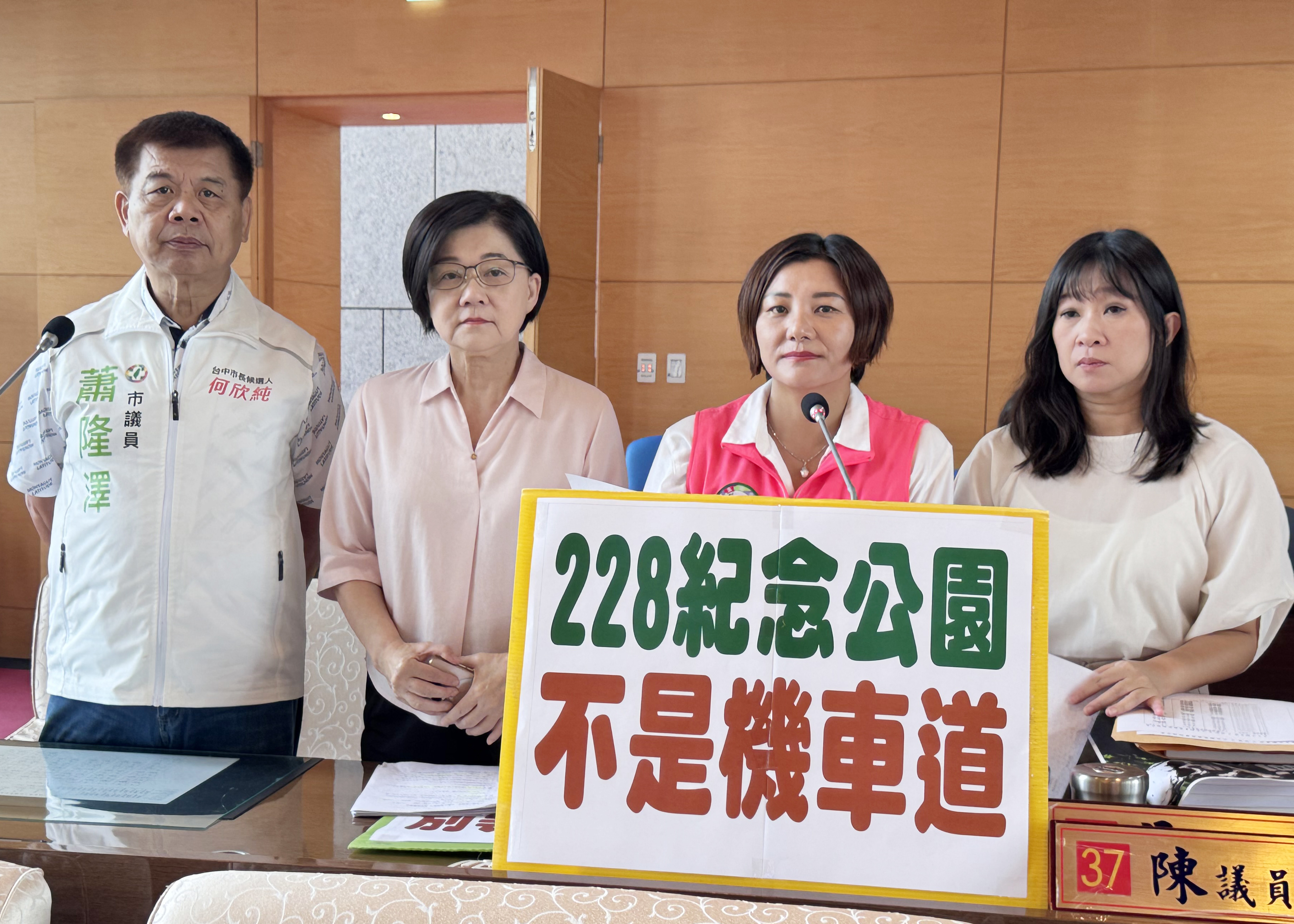台中公園機車違規橫行！議員播影片痛批「改善落空」 還有民眾直擊健康公園機車騎上殘障坡道