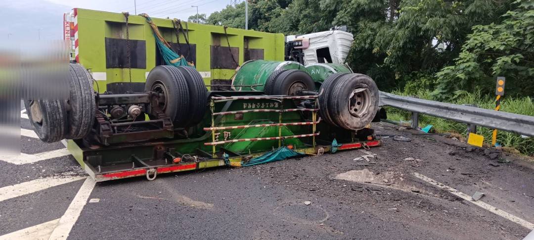 營業全聯結車行經國道3號北向260公里斗六路段出口匝道時失控側翻，警方及拖吊人員到場處理。