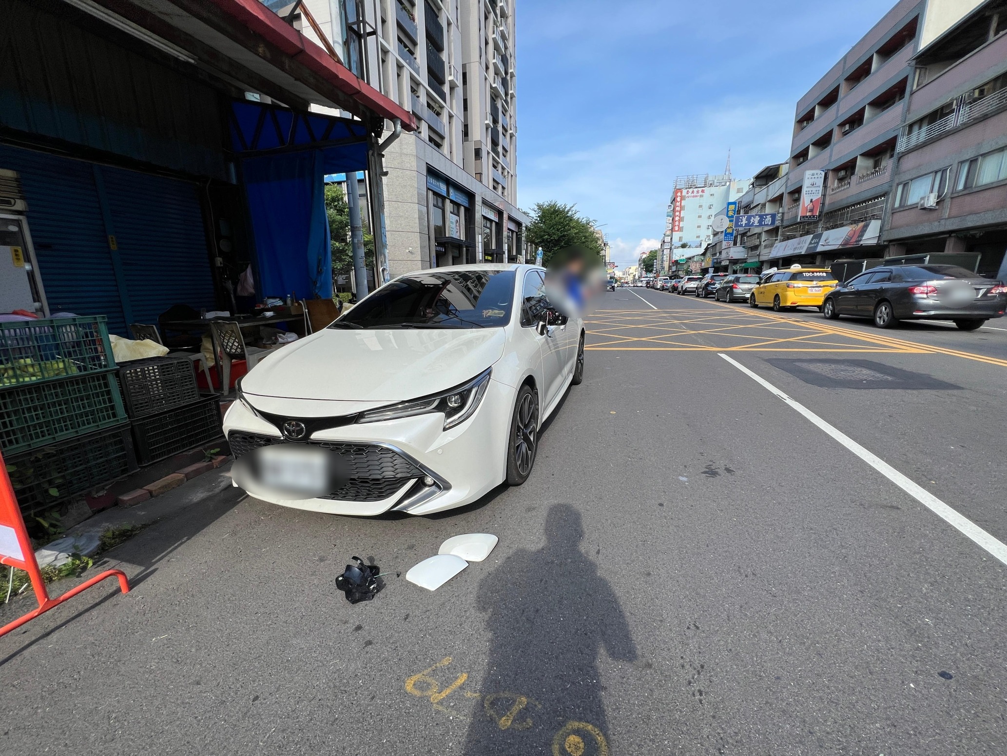 男子停車買早餐，卻遭遇左後照鏡破裂、外殼噴飛，既心疼又氣憤。