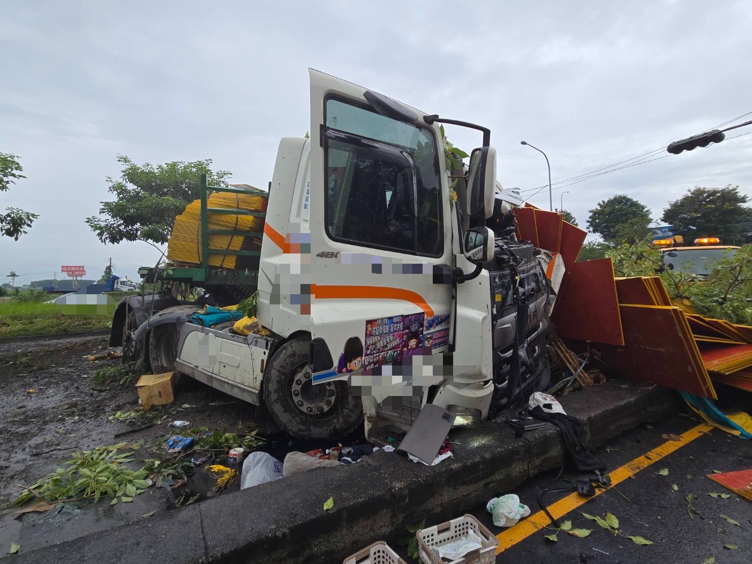 國道1號北向250.4公里嘉義大林路段發生營業半聯結車事故，車頭受損、現場一片狼藉。（圖／國道公路警察局第四公路警察大隊提供）