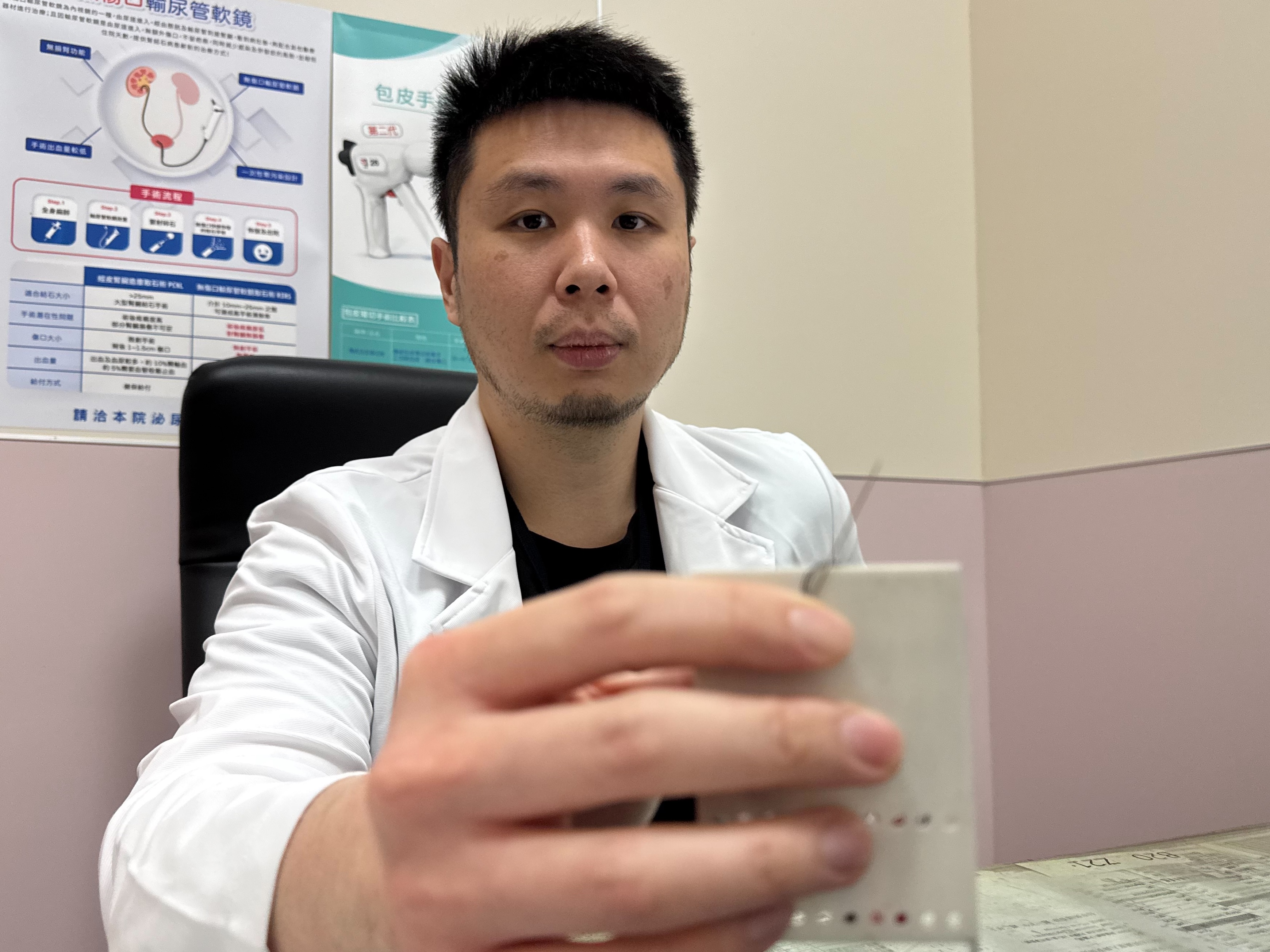 大腸直腸外科主治醫師曾禹康透露，一名阿嬤用針戳屁股的疔瘡導致傷口感染如棒球。