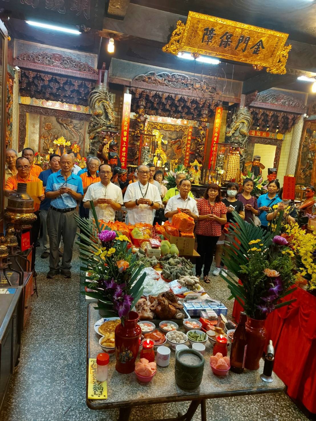 農曆七月進入尾聲,台中都城隍廟過去舉行關鬼門前祭拜儀式,準備供品依傳統習俗送好兄弟離開。(圖/楊登嵙教授提供)