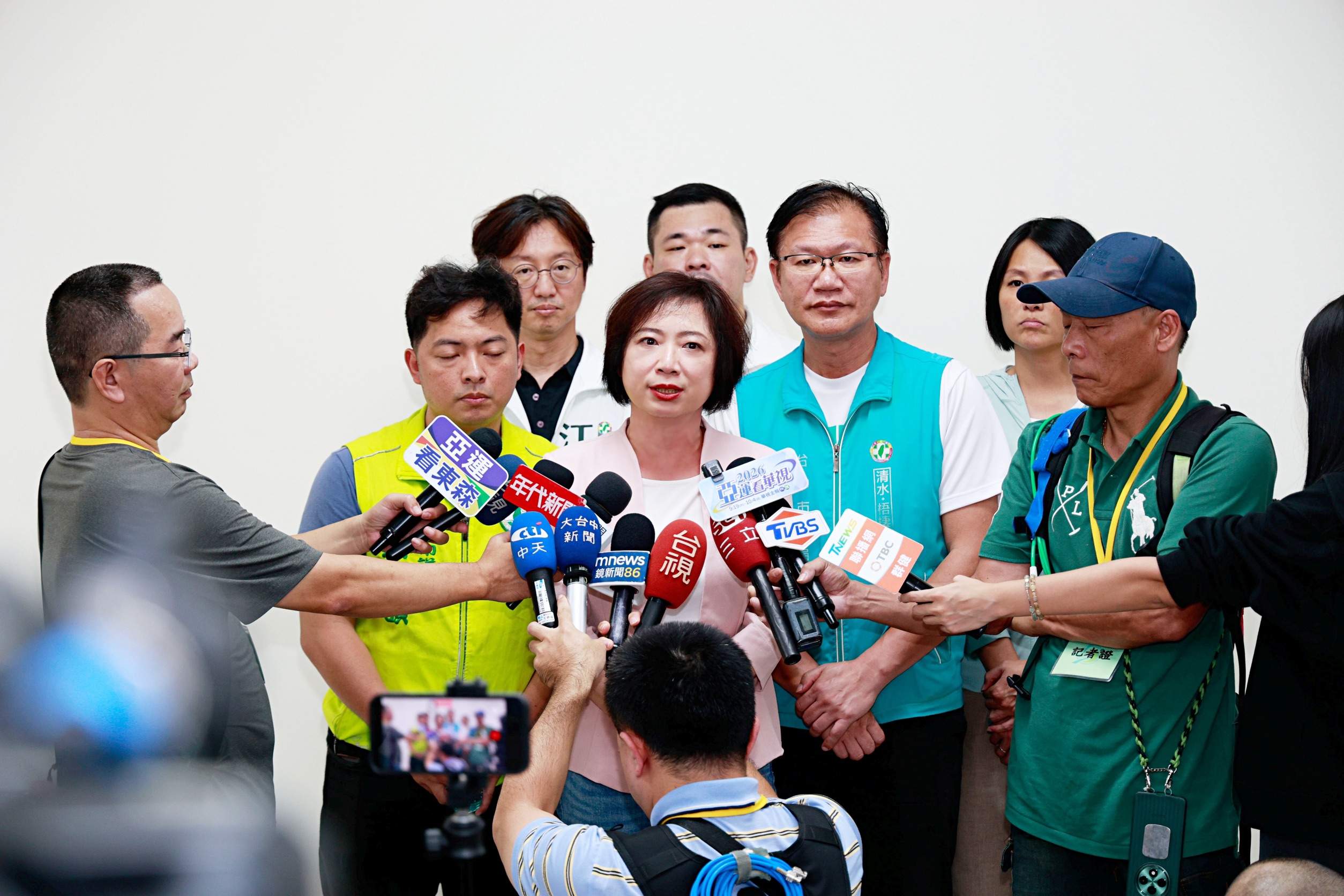 行政院長卓榮泰今(4)日視察台中火力發電廠,立委何欣純陪同並接受媒體聯訪,關注中火增氣減煤及燃煤機組退場進度。(圖/何欣純辦公室提供)