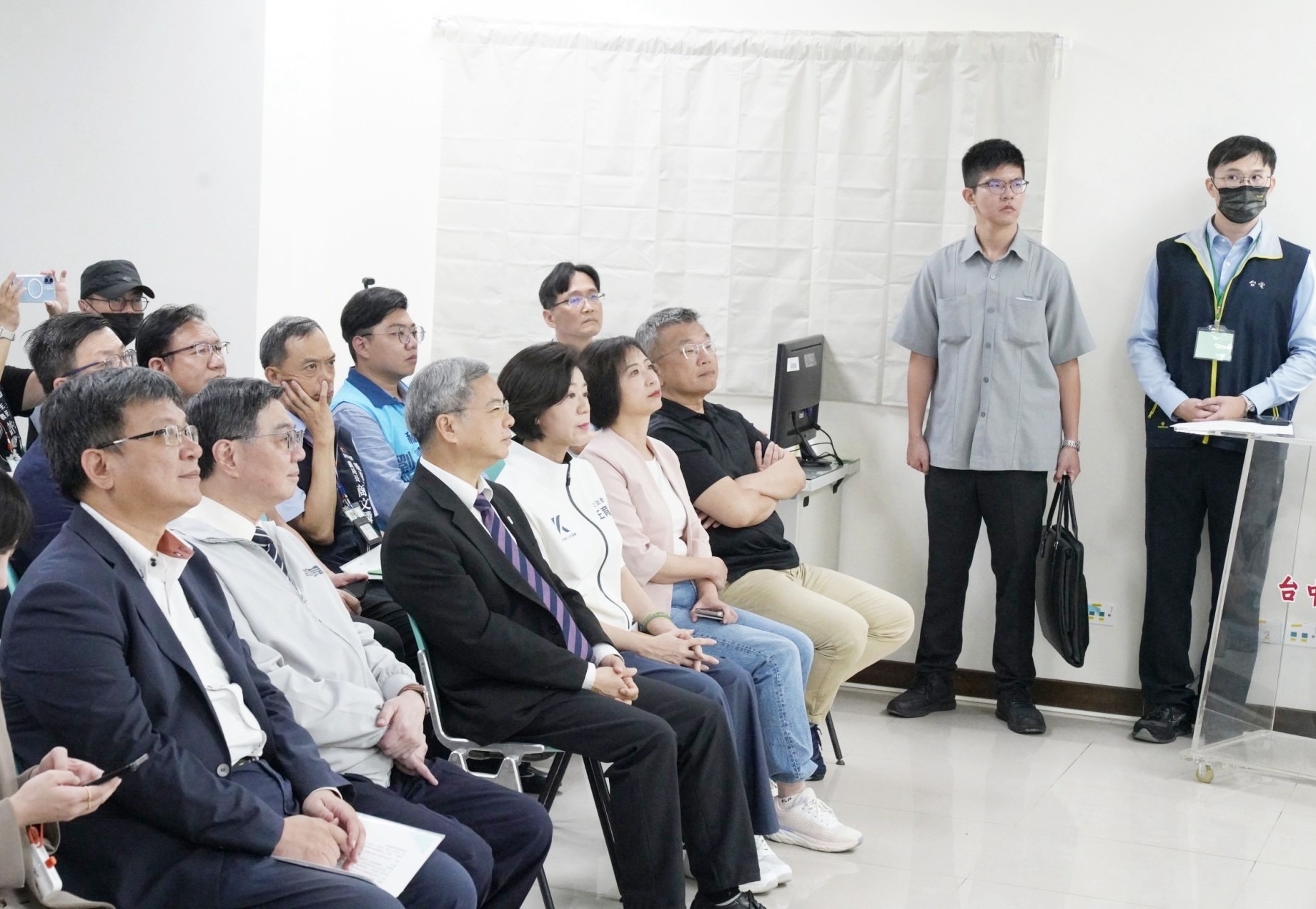 行政院長卓榮泰今(4)日視察台中火力發電廠,立委何欣純陪同並接受媒體聯訪,關注中火增氣減煤及燃煤機組退場進度。(圖/何欣純辦公室提供)