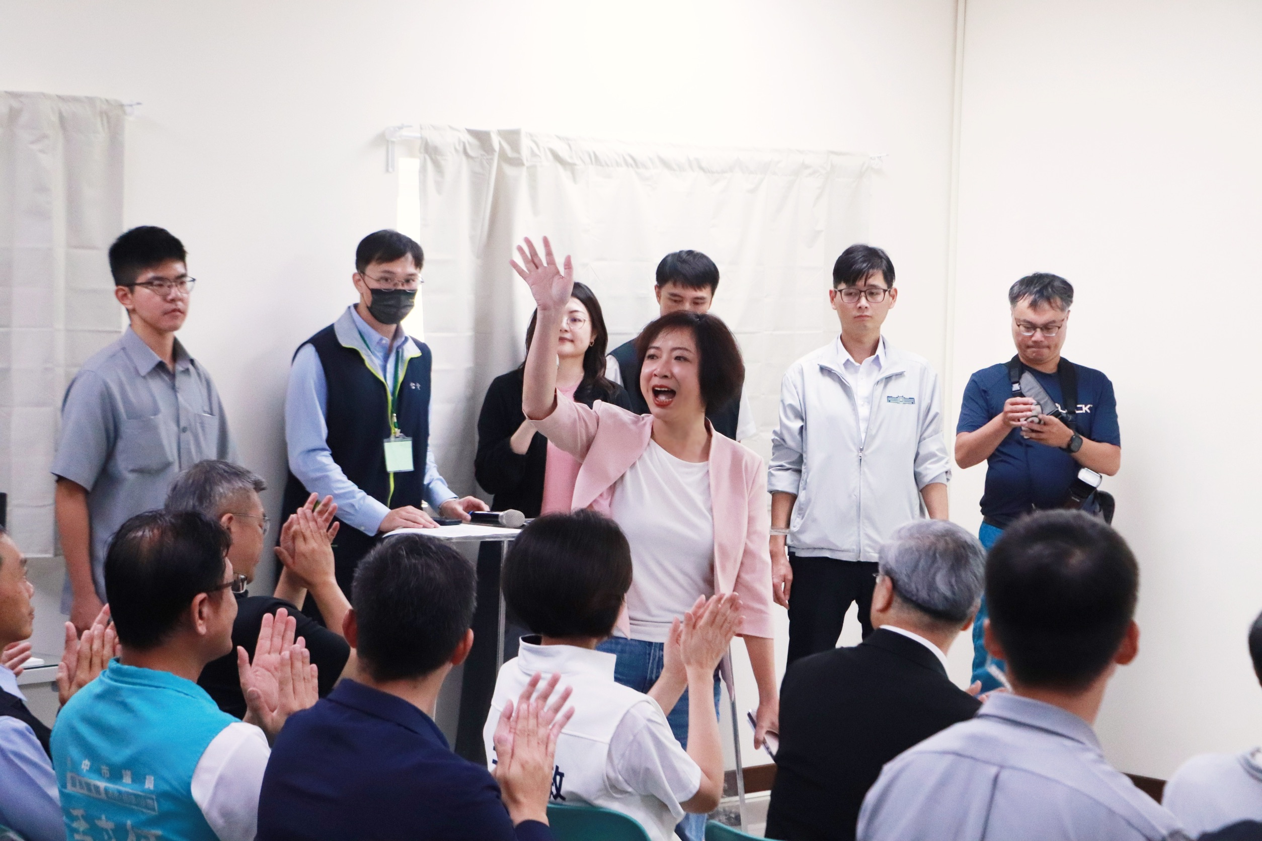 行政院長卓榮泰今(4)日視察台中火力發電廠,立委何欣純陪同並接受媒體聯訪,關注中火增氣減煤及燃煤機組退場進度。(圖/何欣純辦公室提供)