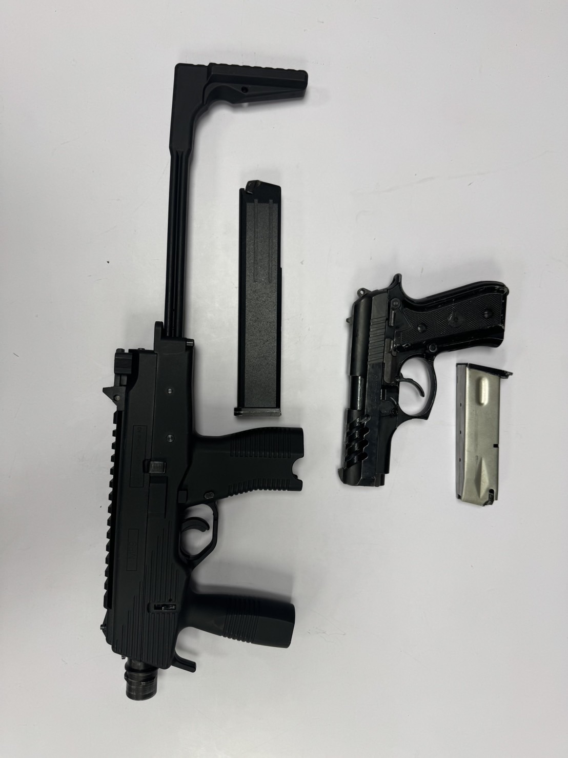 網路直播亮槍嗆聲栽了！台中警火速鎖定　北屯逮2男查扣衝鋒槍、手槍