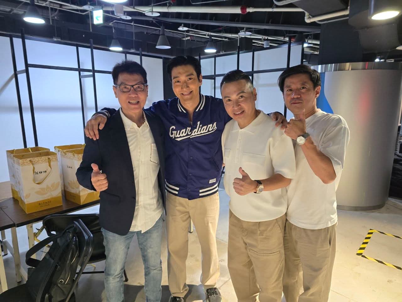 始源（左二）與鼎王董事長陳世明（左一）合照。（圖／翻攝始源Threads）
