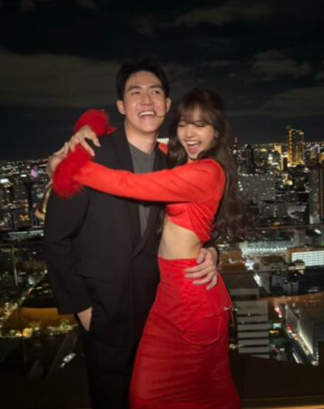 泰國男星PLEUM Nachkhun與Lisa的相擁照。（圖／翻攝PLEUM Nachkhun IG）