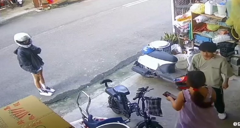 飼主聽到聲音出門才制止惡鄰居繼續對狗狗施暴，惡鄰的女友站在一旁看戲。翻攝畫面