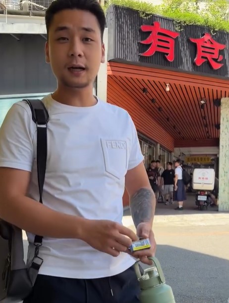 刺青男在爭吵中還拿出香菸作勢要抽。翻攝畫面