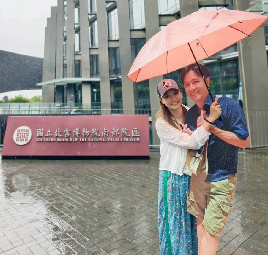 傅子純遺孀李佳綺製作他的人形立牌,帶著一起旅行。(圖/翻攝李佳綺臉書)