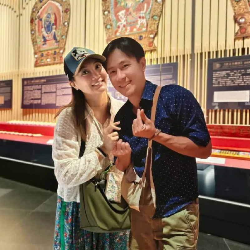 傅子純遺孀李佳綺製作他的人形立牌,帶著一起旅行。(圖/翻攝李佳綺臉書)